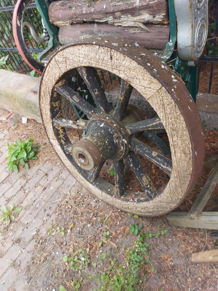 Houten wiel antiek zware uitvoering voor Belgische knol deco, Ophalen