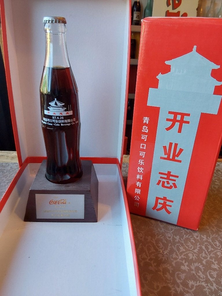 Coca Cola Plant FLES Qingdao 97.4.26 China 250 ML, Ophalen of Verzenden, Zo goed als nieuw, Gebruiksvoorwerp