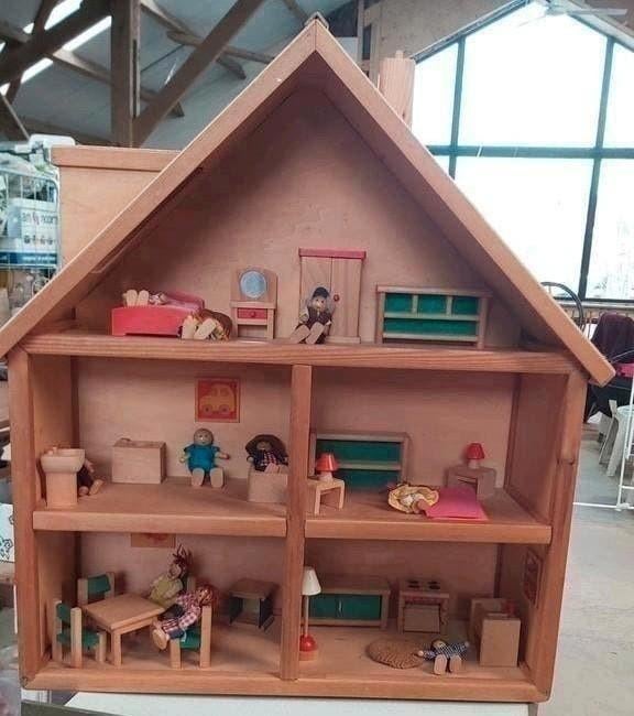 Poppenhuis 76 cm hoog 66 cm breed compleet ingericht., Ophalen of Verzenden, Poppenhuis