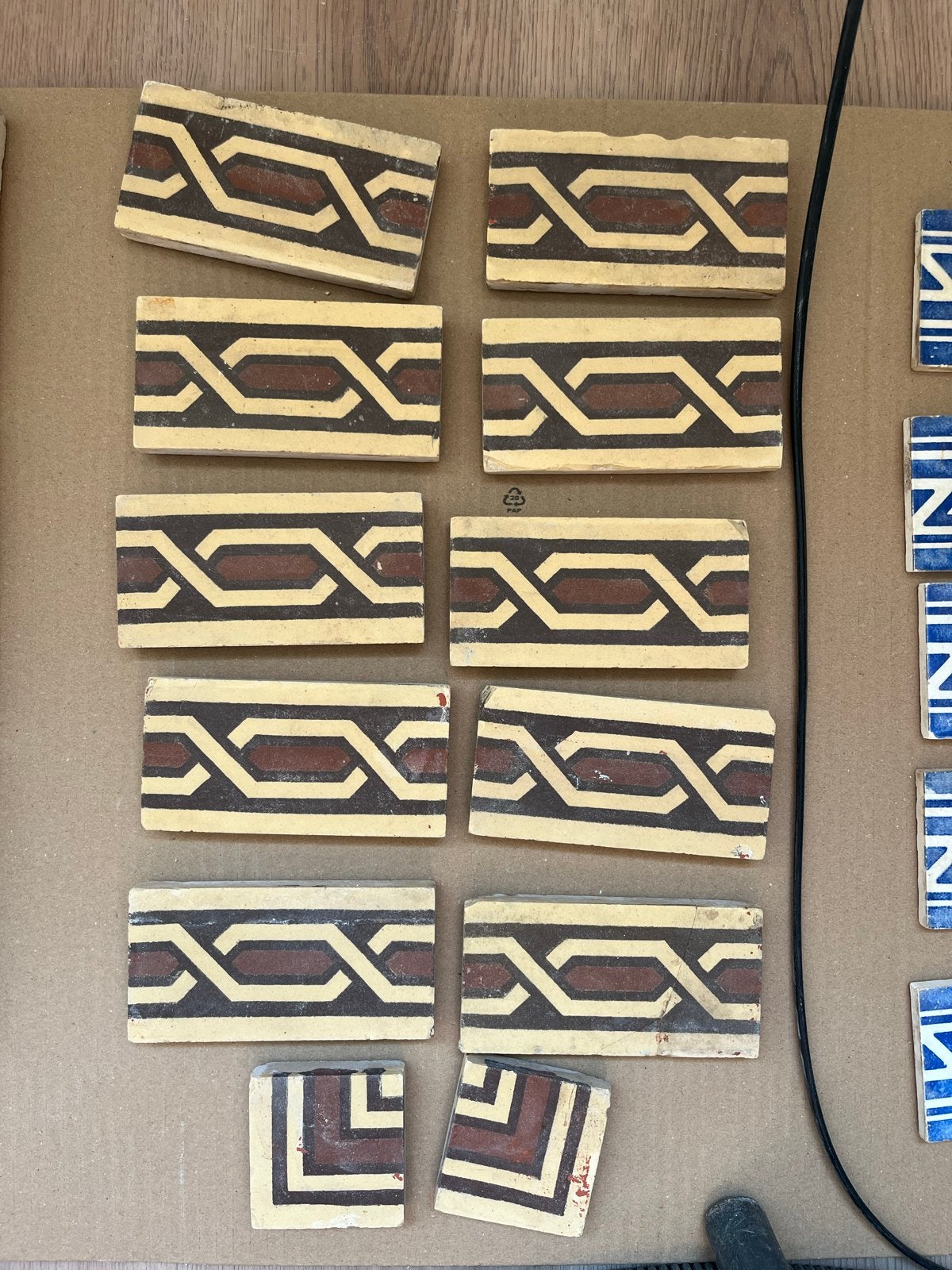 Set van antieke tegeltjes met geometrisch patroon, Ophalen