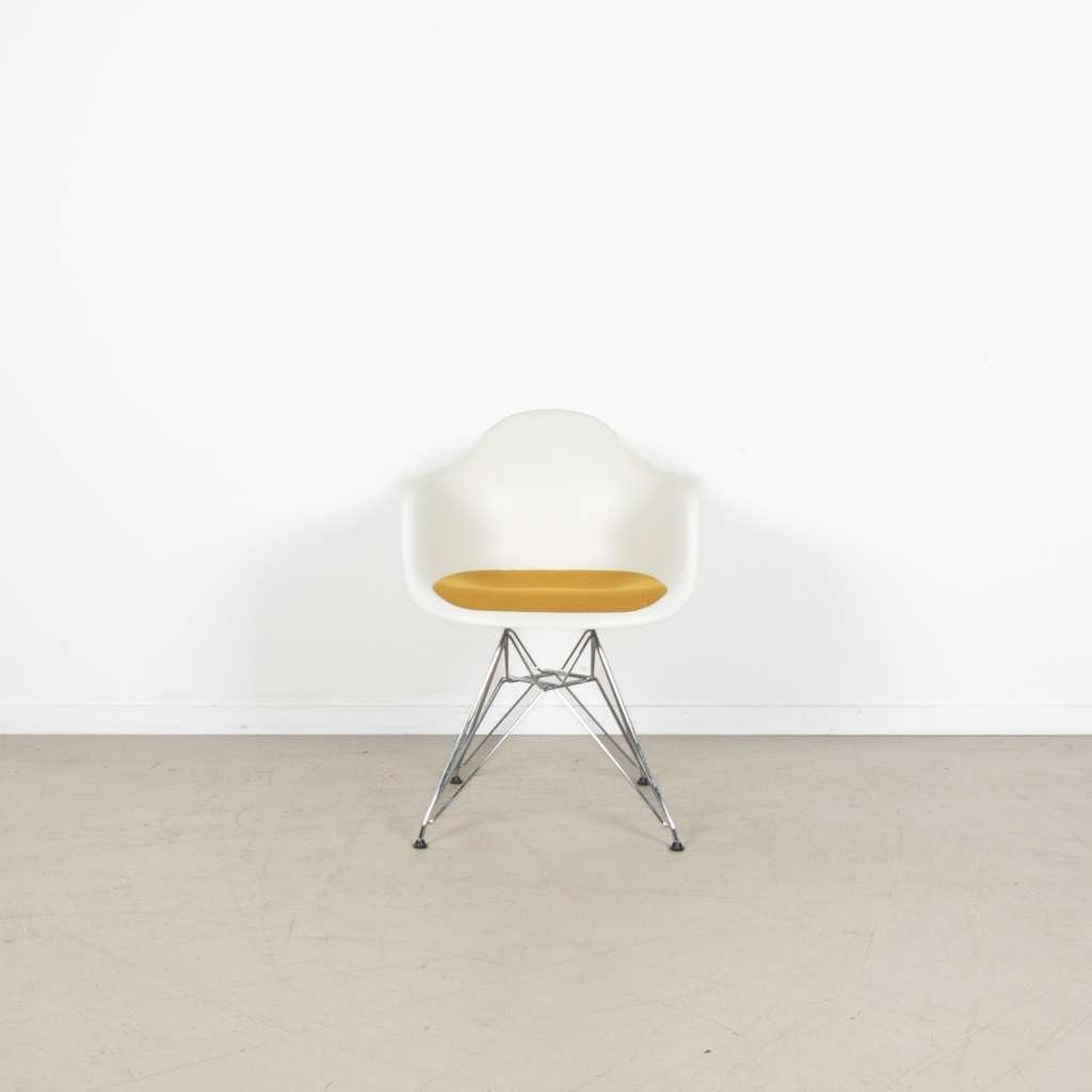 2x Vitra Eames DAR Stoel Wit/Geel Kunststof/Stof - Chroom, Niet ingevuld, Twee, Stof, Wit