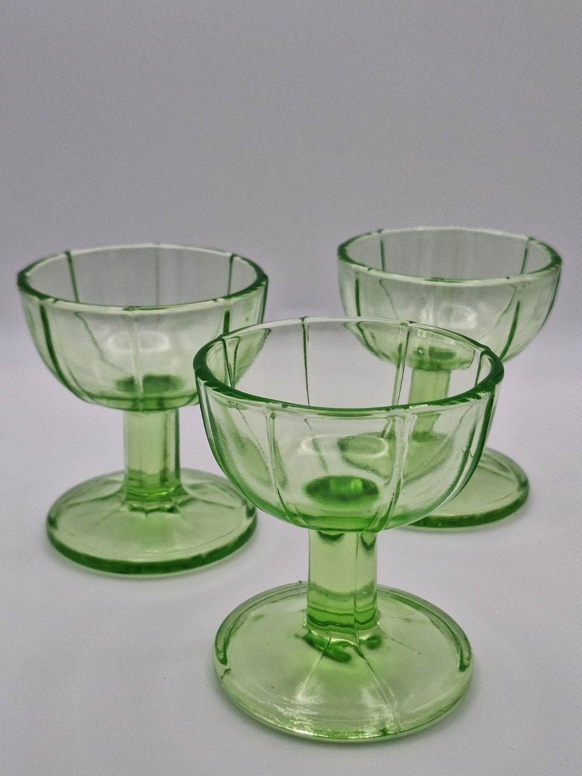 Dessertcoupes, Uranium glas, set van 3, Ophalen