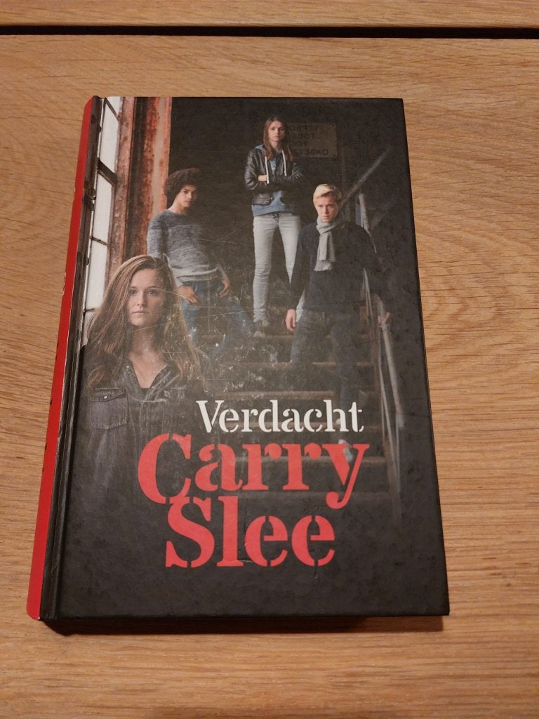 Verdacht - Carry Slee (jeugdboek), Boeken, Carry Slee, Ophalen of Verzenden, Zo goed als nieuw, Fictie