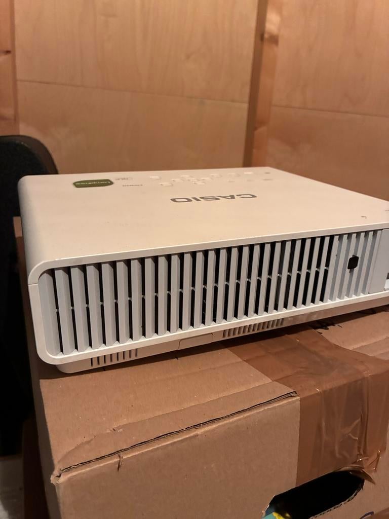 Casio DLP beamer - Lampfree 1080p +koffer / beugel/10m HDMI, Ophalen of Verzenden, Zo goed als nieuw, DLP, Full HD (1080)