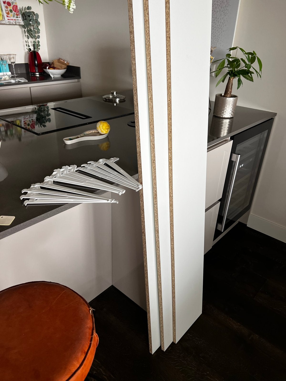 12 Witte plankdragers en 3 planken (150x25 cm), Ophalen, Zo goed als nieuw, Mdf, Plinten
