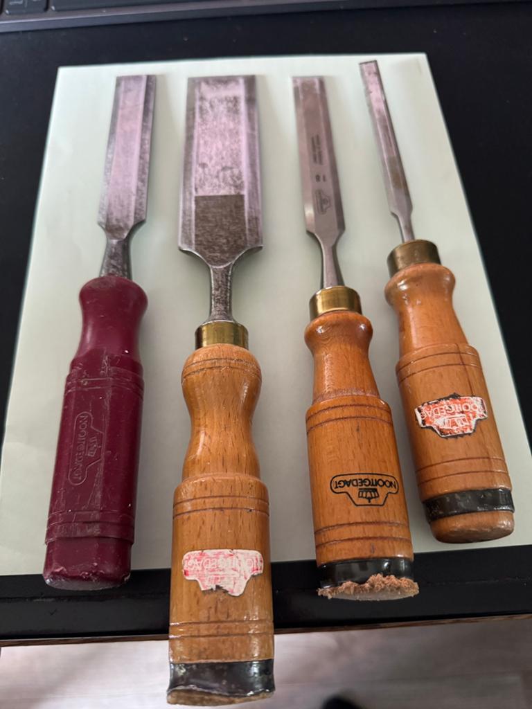 "Nooitgedacht" - beitels (4x) met nieuwe wetsteen., Doe-het-zelf en Verbouw, Gereedschap | Handgereedschap, Ophalen of Verzenden