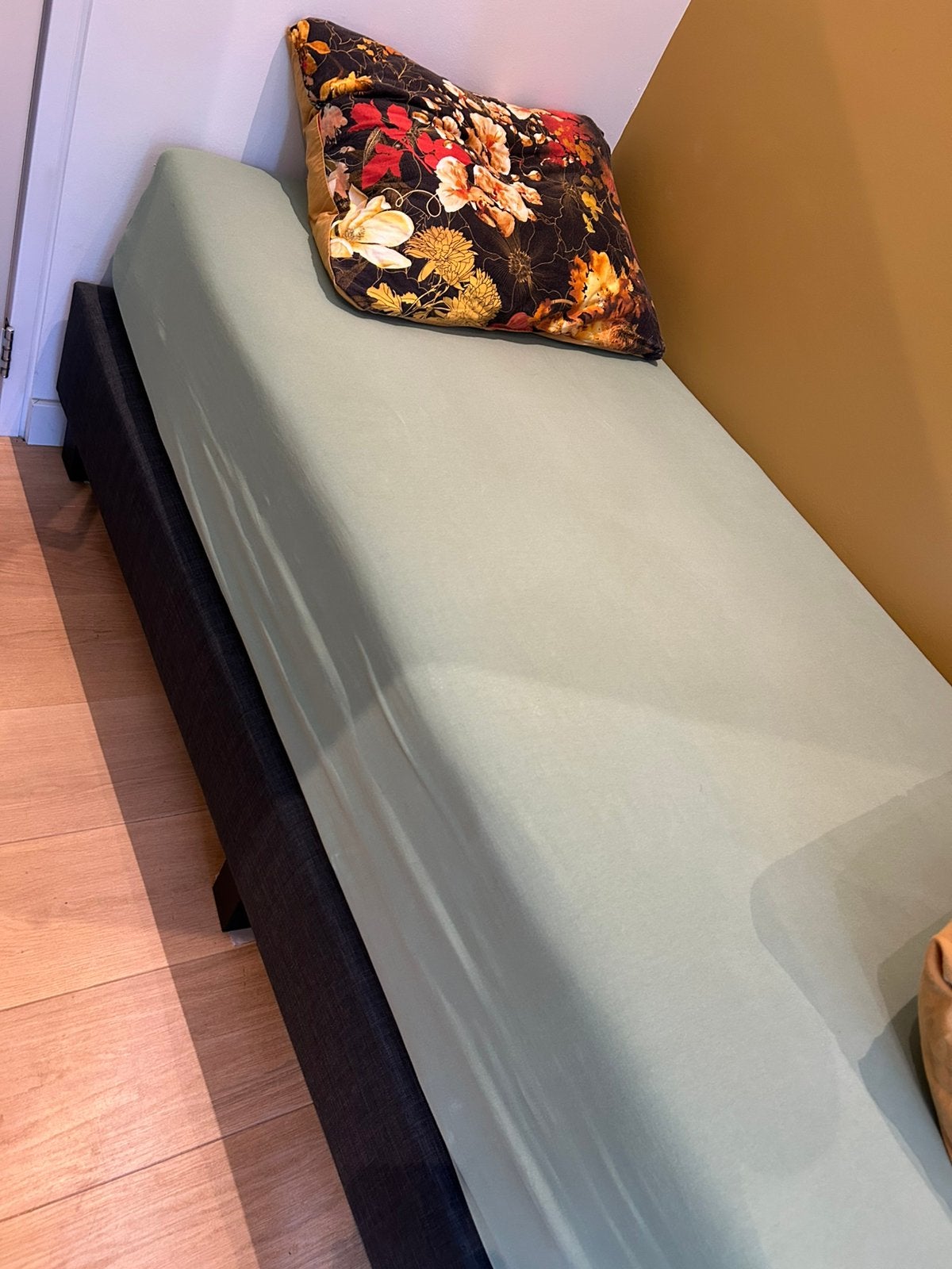 1 persoons bed, 200x90, hoogte incl. matras 60 cm., Ophalen, Zo goed als nieuw, Eenpersoons, 90 cm