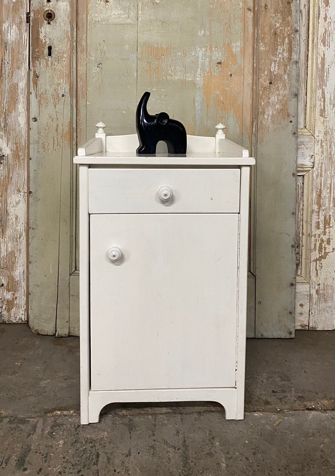 Mooi oud -brocante- Kastje. Nachtkastje. Wit. Hoogte 65cm, Ophalen