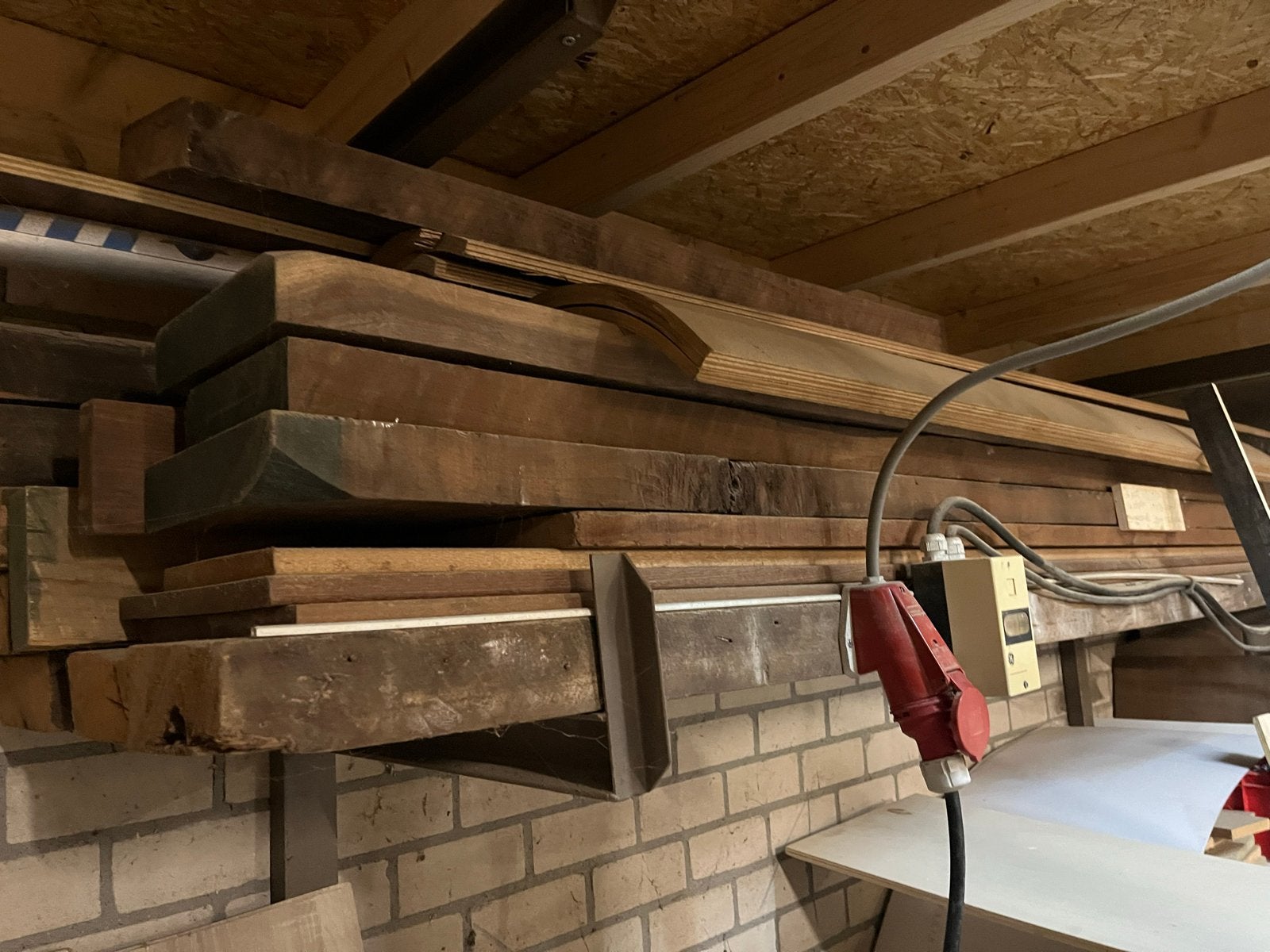Amerikaans Noten Hout - 230x52 mm, 2450 mm lang, Ophalen, Gebruikt, 200 tot 250 cm, Plank
