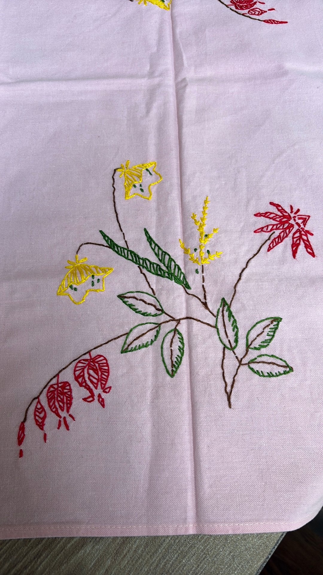 TAFELKLEEDJE VINTAGE ROSE MET BLOEMEN DRUIPEND HART, Ophalen of Verzenden