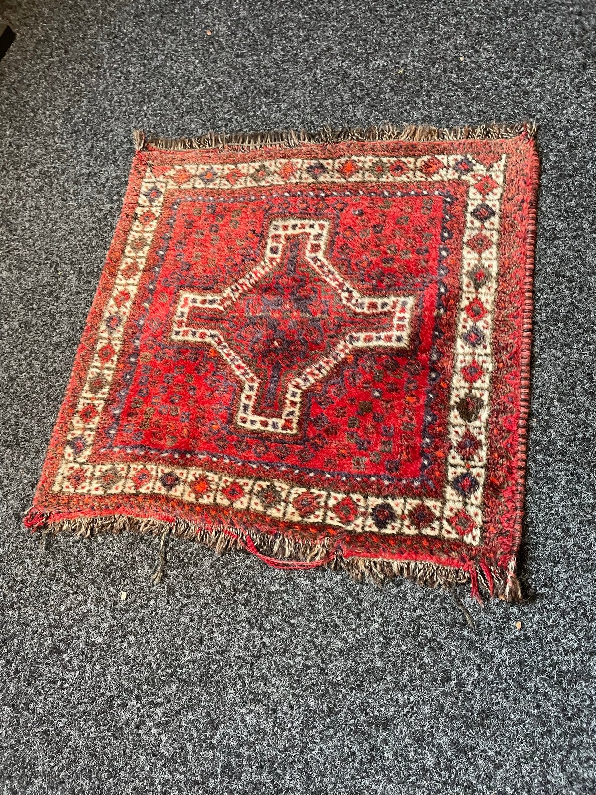 Vintage handgeknoopt rood tapijtje met geometrisch patroon, Ophalen of Verzenden