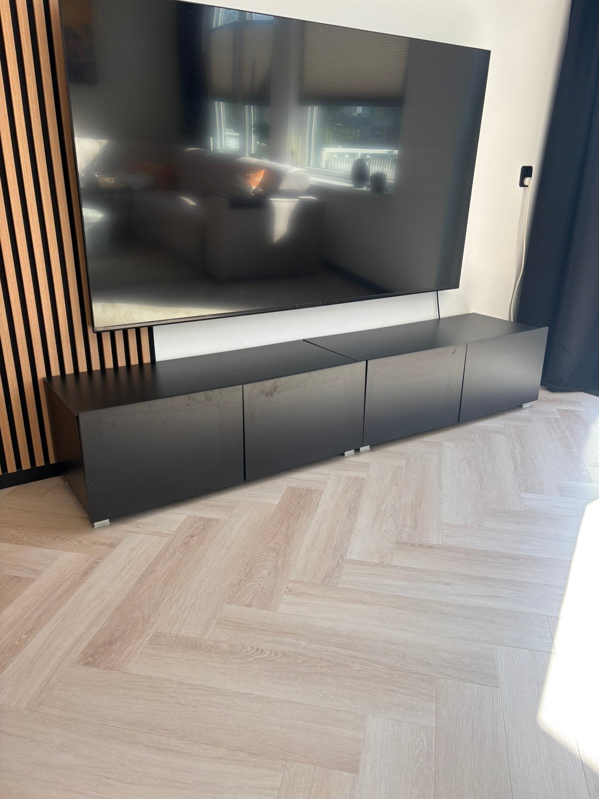 Zwart tv-meubel – 200 cm breed | Ophangen of op poten, Ophalen, Overige materialen, Onbekend, Zo goed als nieuw