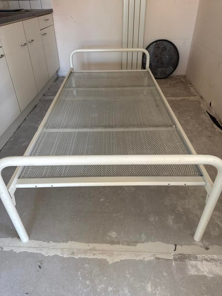 Eenpersoons metalen bedframe, wit, Ophalen, Gebruikt, 90 cm, Eenpersoons