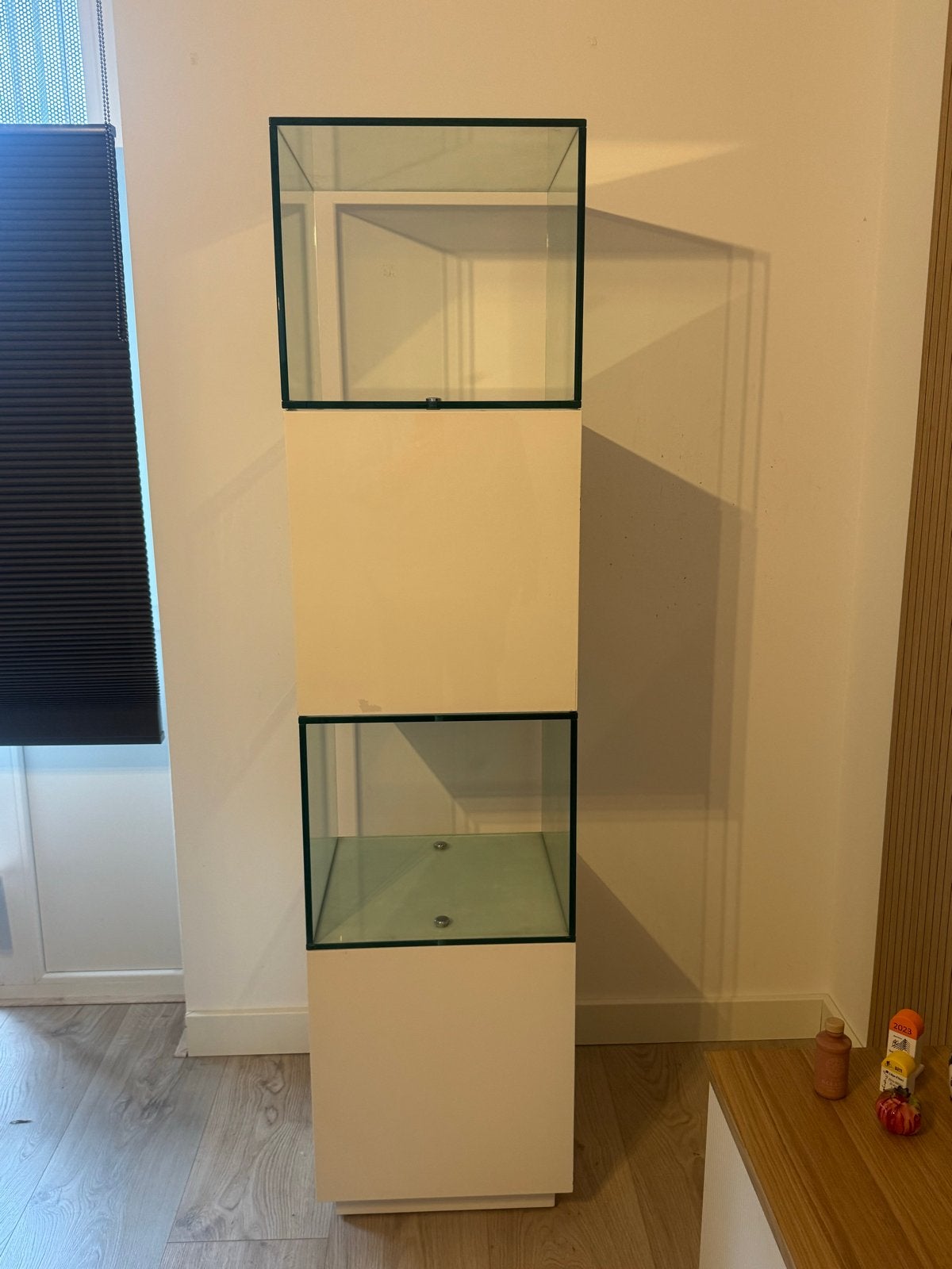 Hoogglans witte vitrinekast met glazen elementen, Huis en Inrichting, Ophalen, Minder dan 50 cm, Gebruikt, Glas
