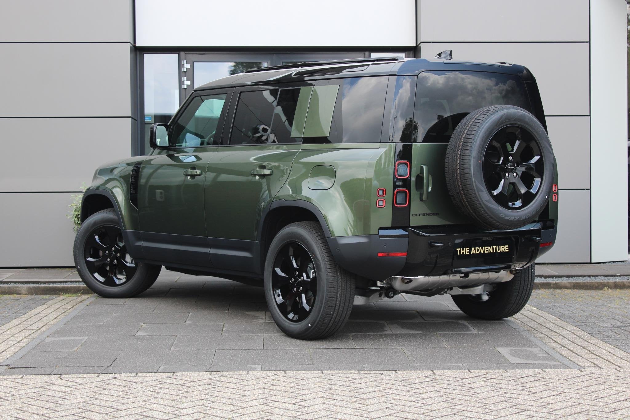 Land Rover Defender 110 P300e Forest Edition | Pano | Cold C, Auto's, Automaat, Gebruikt, Euro 6, Met garantie (alle)