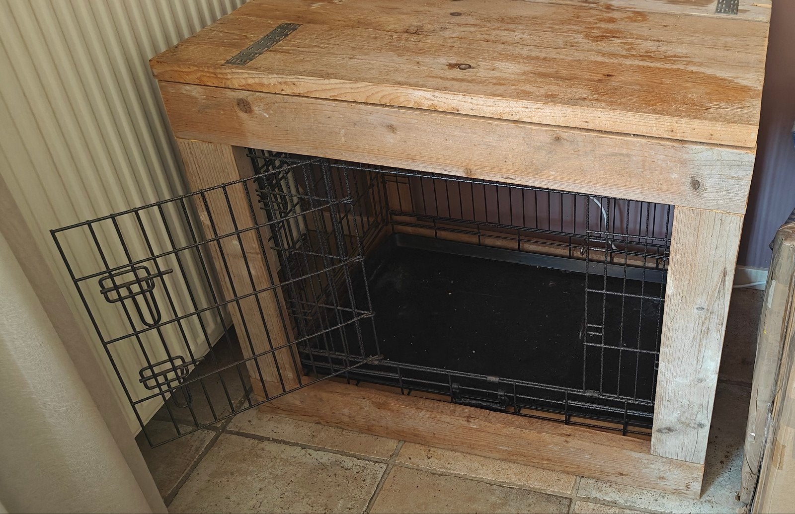 Hondenbench met houten ombouw., Ophalen