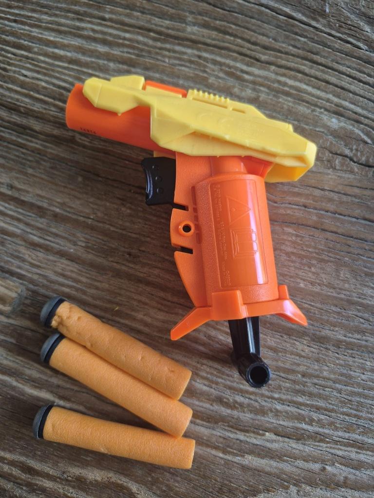 Klein Nerf speelgoed pistooltje met pijltjes, Ophalen of Verzenden, Gebruikt