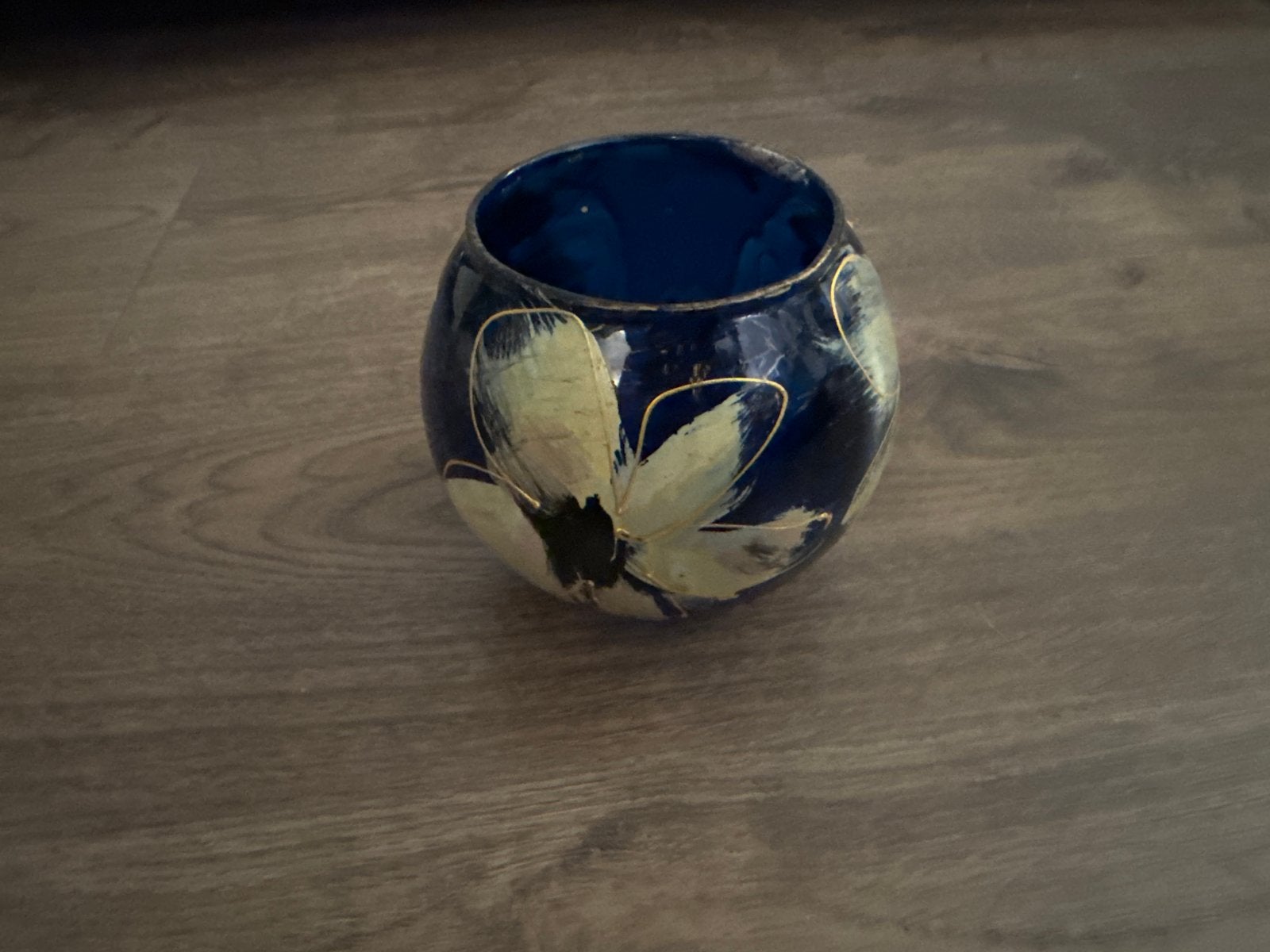 Blauwe glazen vaas met bloemmotief, Ophalen