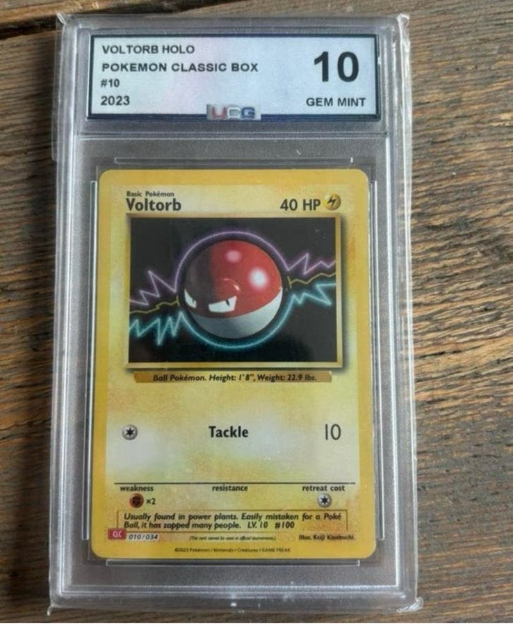 Pokémon Voltorb Holo 2023 – UCG 10 Gem Mint –  Classic Box, Ophalen of Verzenden, Nieuw, Losse kaart