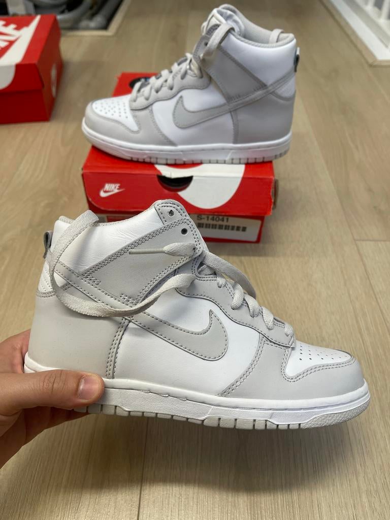 Nieuw in doos Nike Dunk High (GS) - White/Vast Grey-White, Kleding | Dames, Schoenen, Ophalen of Verzenden, Nieuw, Wit, Sneakers of Gympen