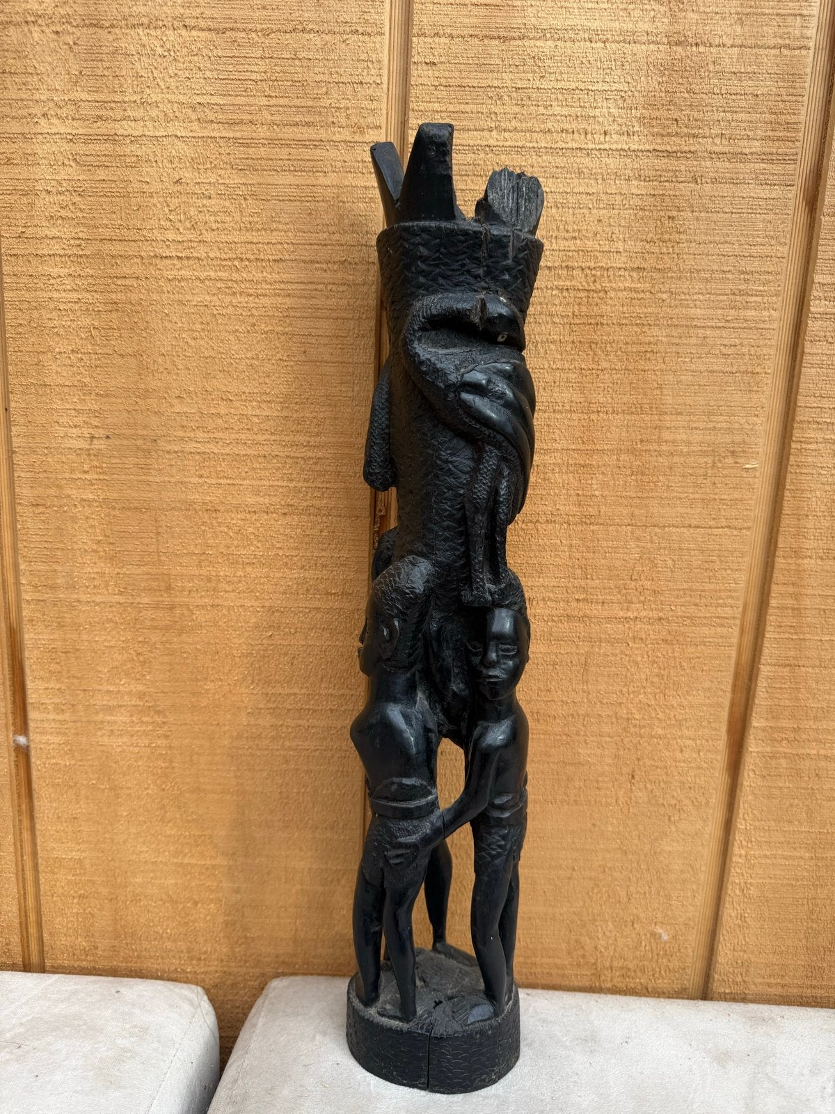 Afrikaans houten beeld met figuren en slang, Groep mensen, Handgemaakt, Zwart, Beeld