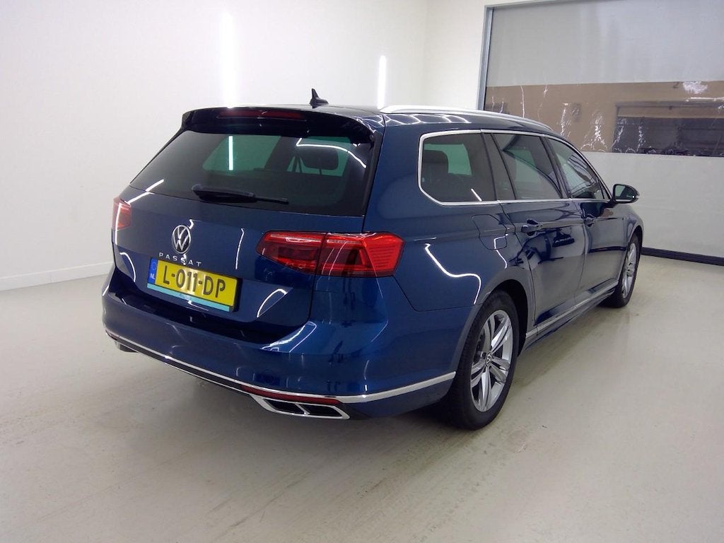 Volkswagen Passat Variant 2.0 TDI 150PK DSG R-Line NL-AUTO P, Auto's, Gebruikt, Euro 6, 4 cilinders, Blauw