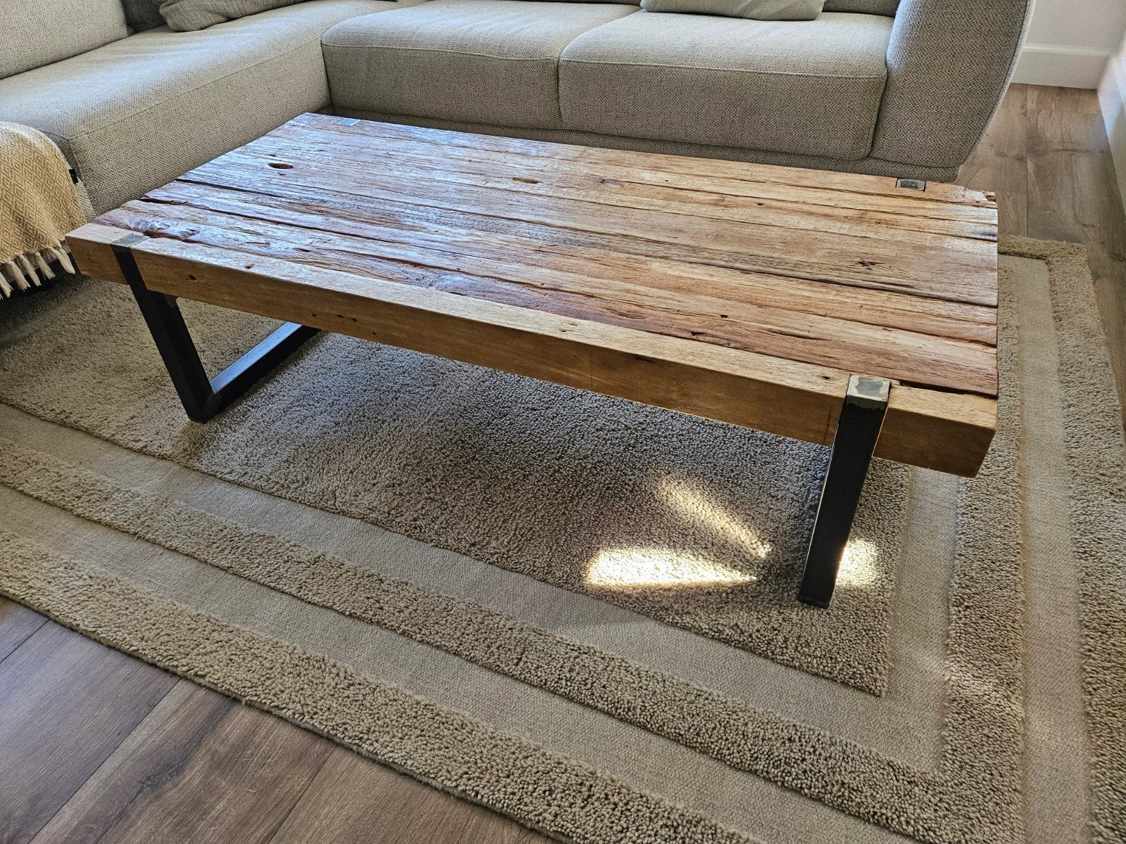 Robuuste salontafel van hardhout met metalen poten, Gebruikt, 100 tot 150 cm, 50 tot 100 cm, Industrieel, Rustiek