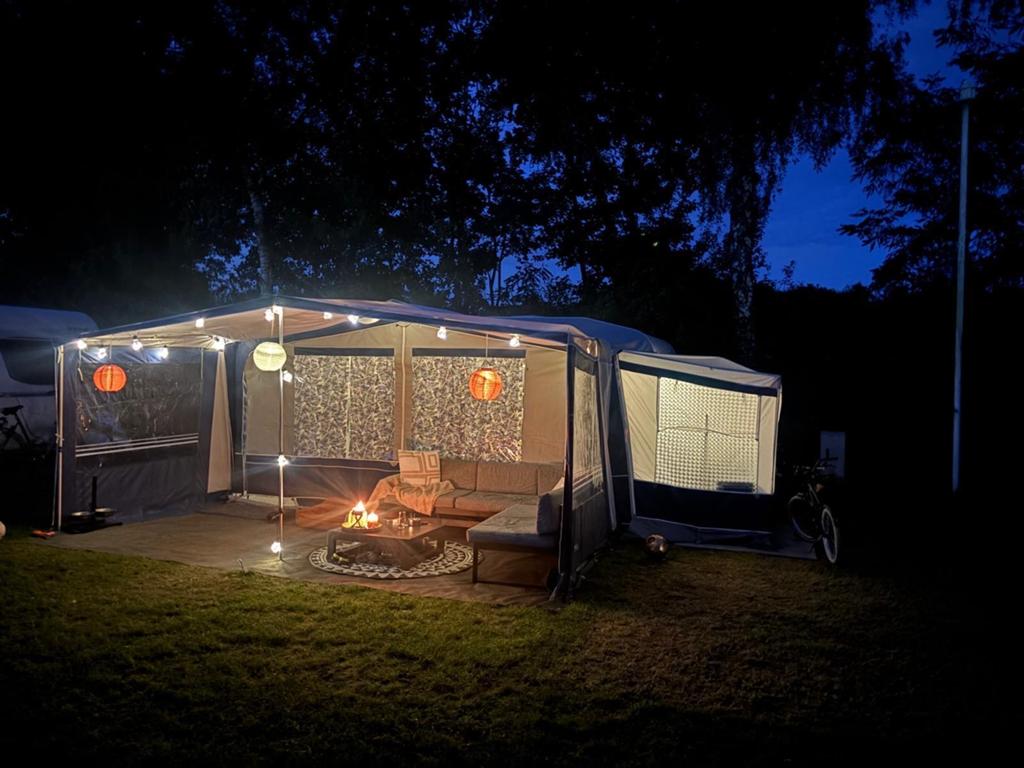 Gezellige caravan met 2 tweepersoonsbedden en toilet, Caravans en Kamperen, Caravans, Vast bed, 750 - 1000 kg, 5 tot 6 meter, Eifelland