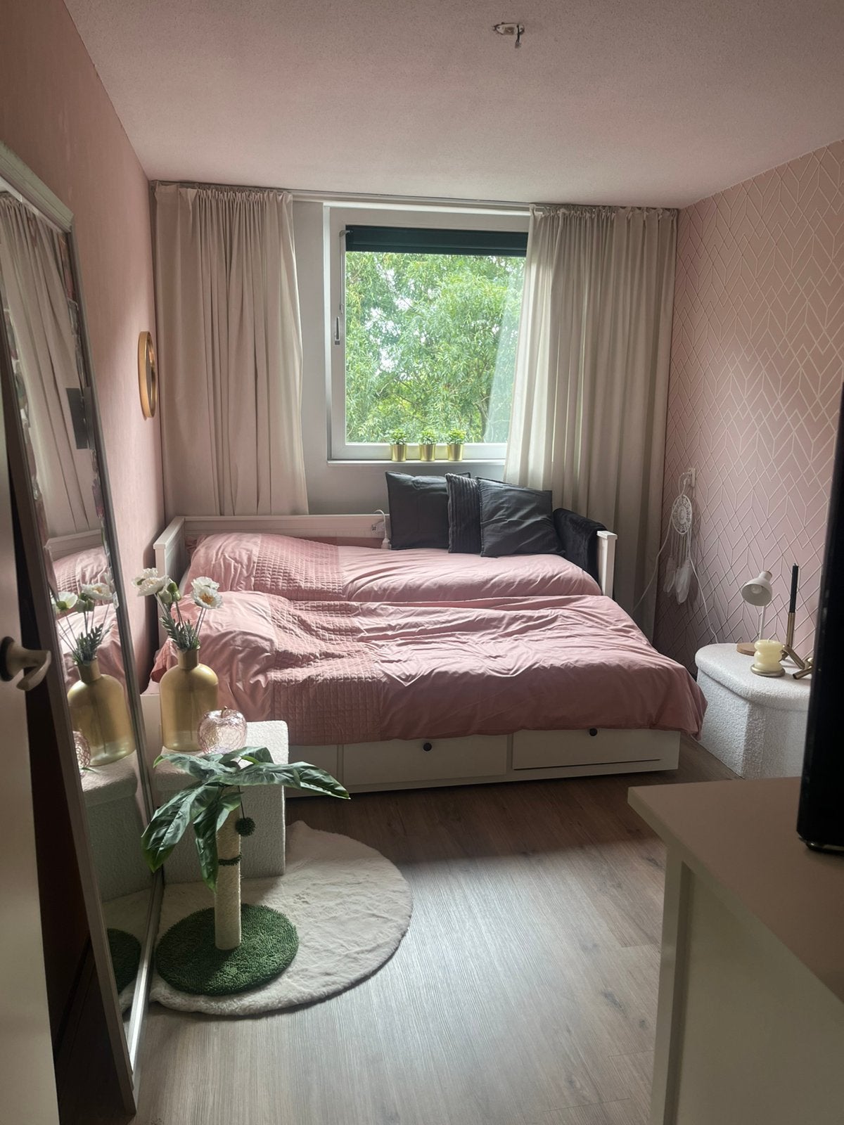 Hemnes uitschuifbed met kast gratis af te halen. .
