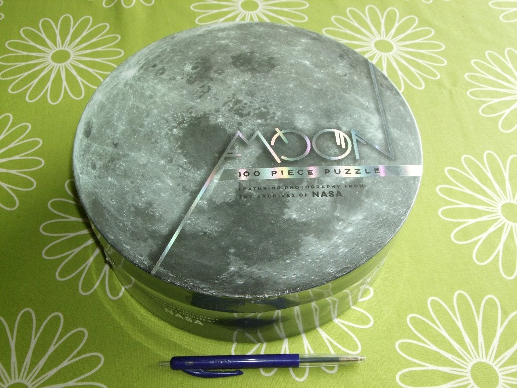 Nieuw in seal: Moon shaped puzzel - NASA - 100 XXL st, Hobby en Vrije tijd, Ophalen of Verzenden, 500 t/m 1500 stukjes, Nieuw