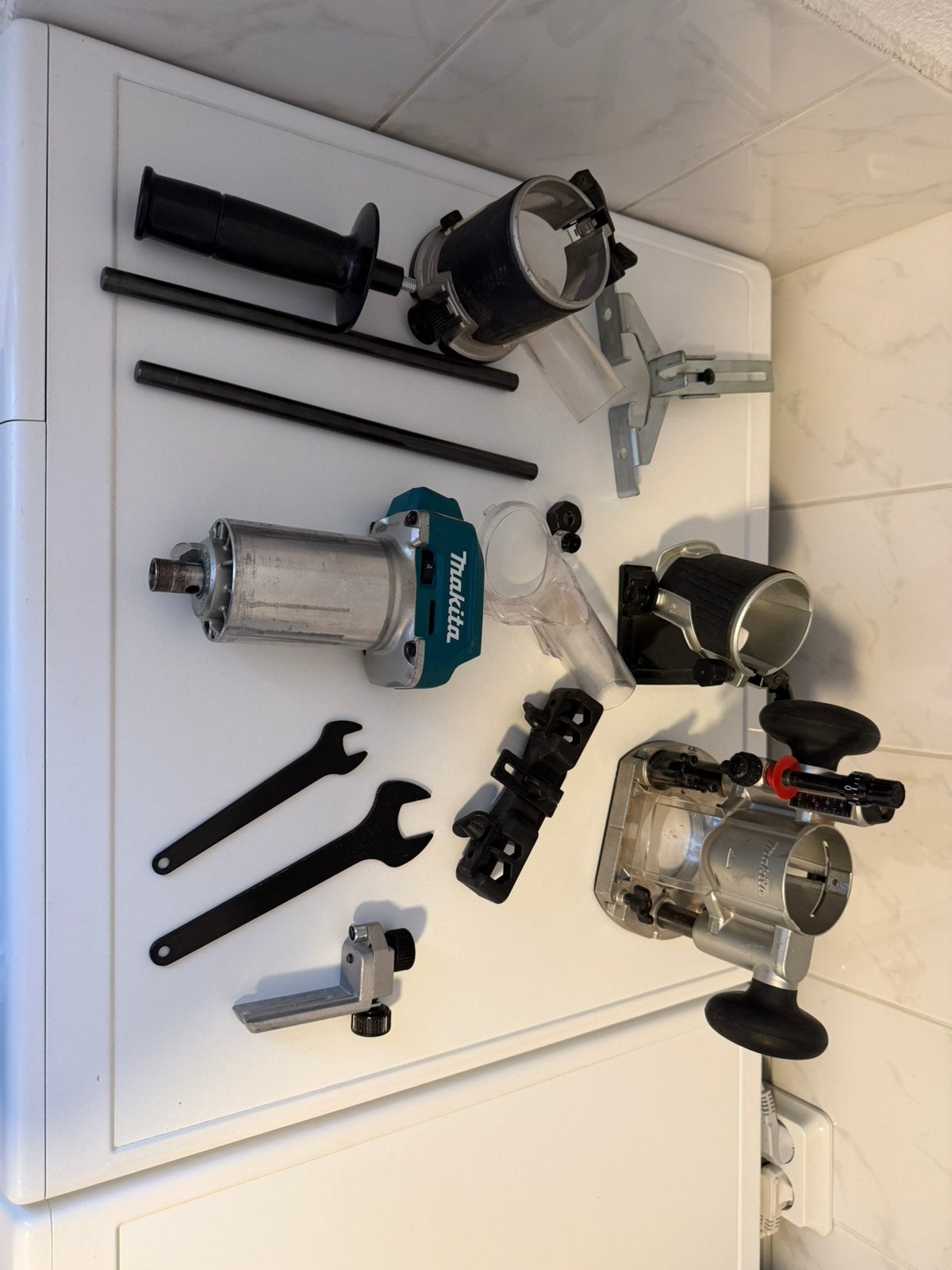 Makita DRT50 18V bovenfrees/kantenfrees+accessoires – DEFECT, Ophalen of Verzenden, Zo goed als nieuw, Elektrisch, Bovenfrees