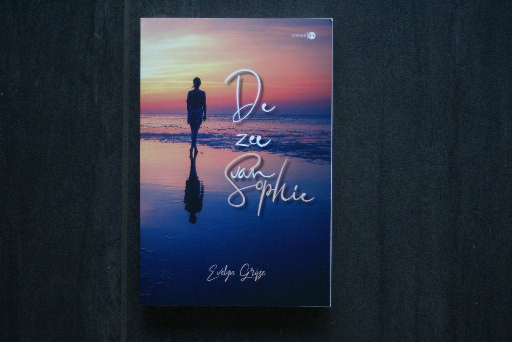 De ZEE van SOPHIE...... Evelyn Grijze... (2022), Ophalen of Verzenden, Zo goed als nieuw