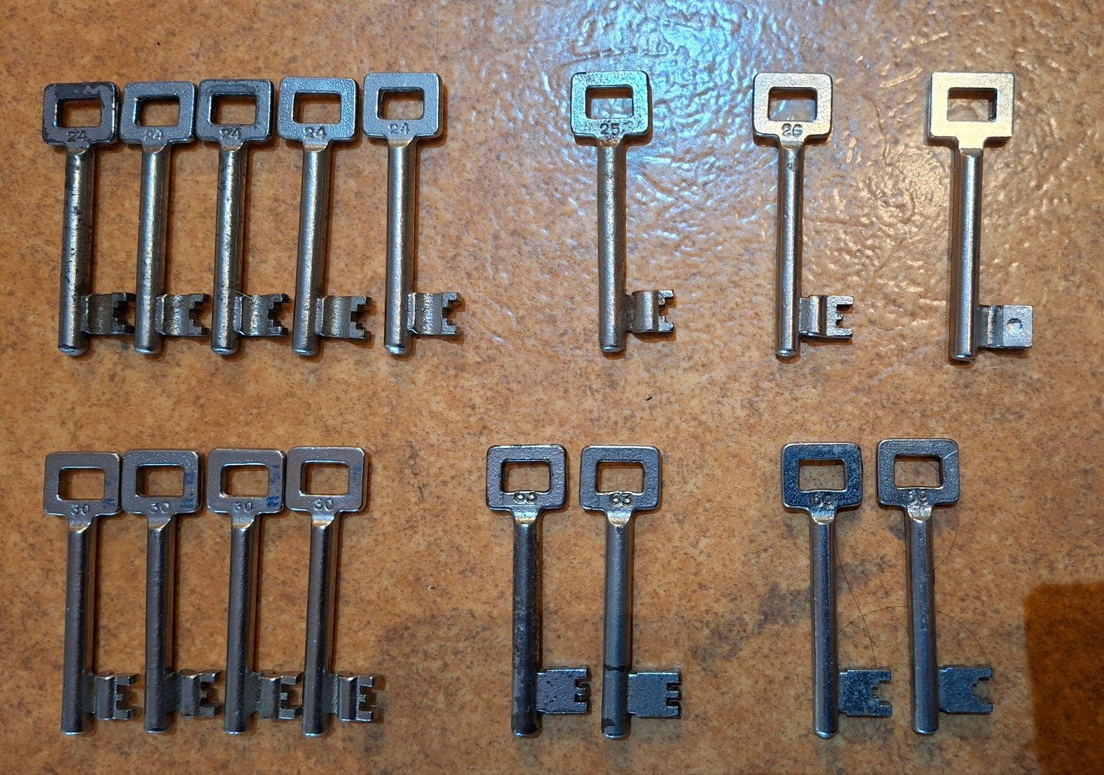 Nemef Baardsleutels. 24, 25, 26, 30, 63, 69. Blind, Ophalen of Verzenden