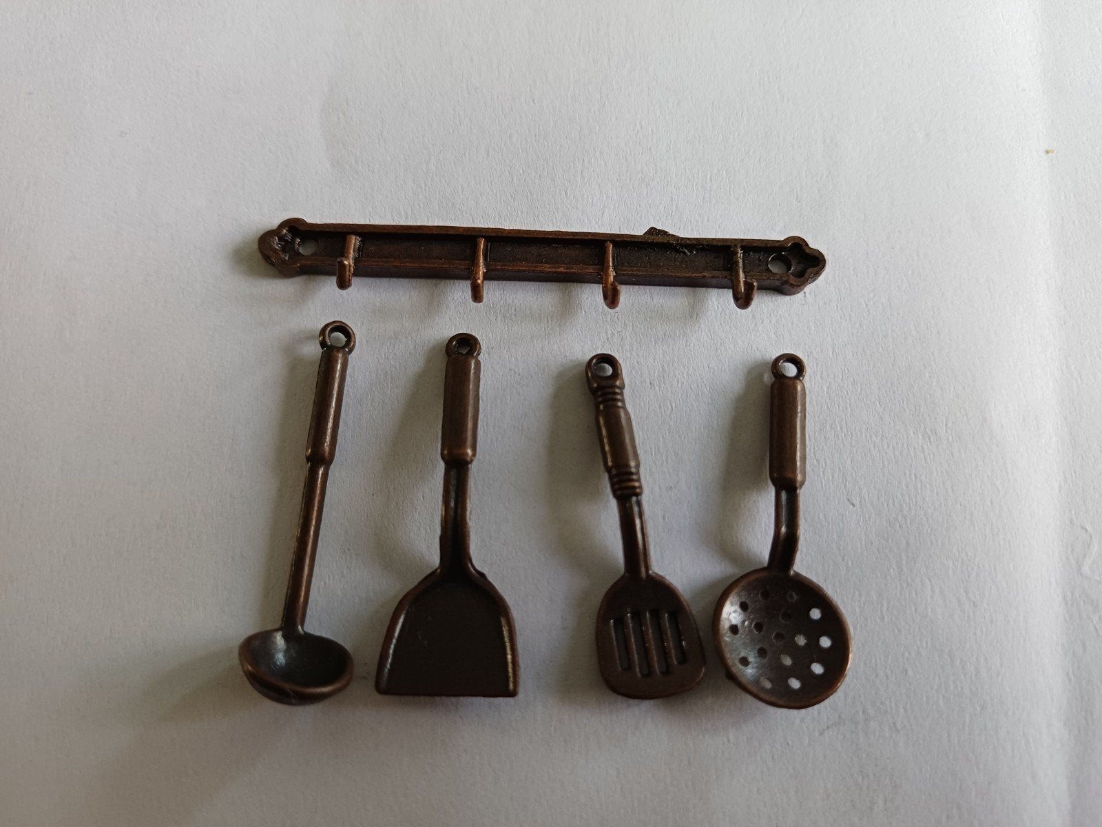 poppenhuis metalen keukengerei set met rekje, Ophalen of Verzenden, Zo goed als nieuw, Decoratie