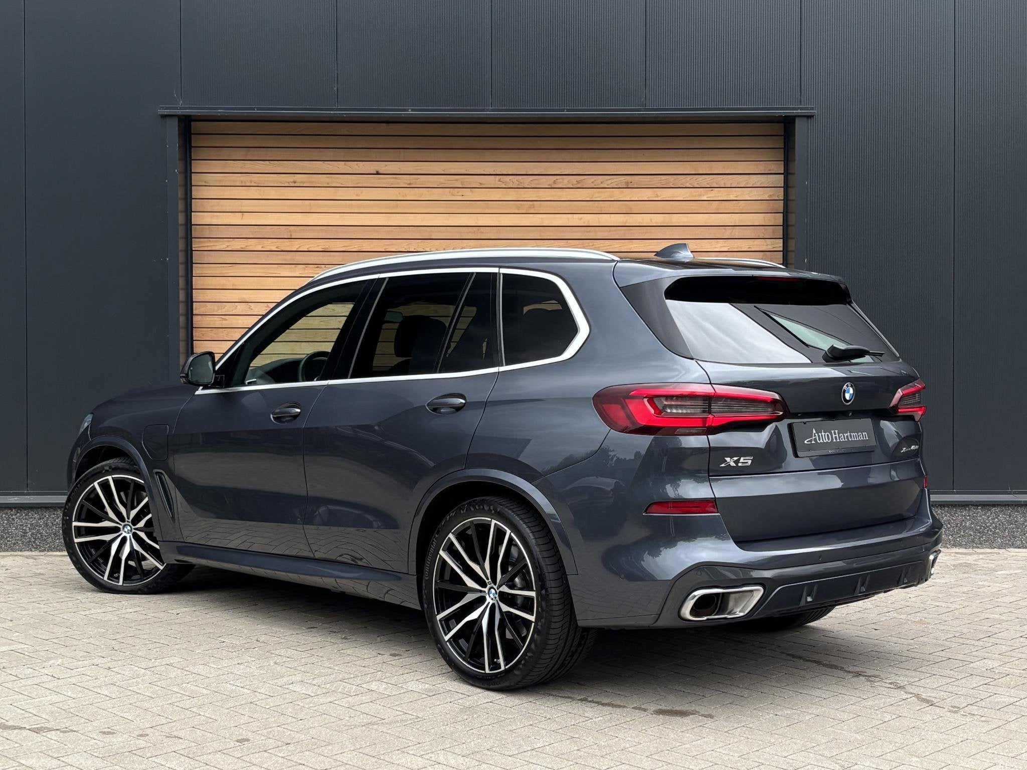 BMW X5 xDrive45e PANO|4W-BESTURING|STOELVENTILATIE|H&K, Stof, Gebruikt, 394 pk, Plug-in hybride
