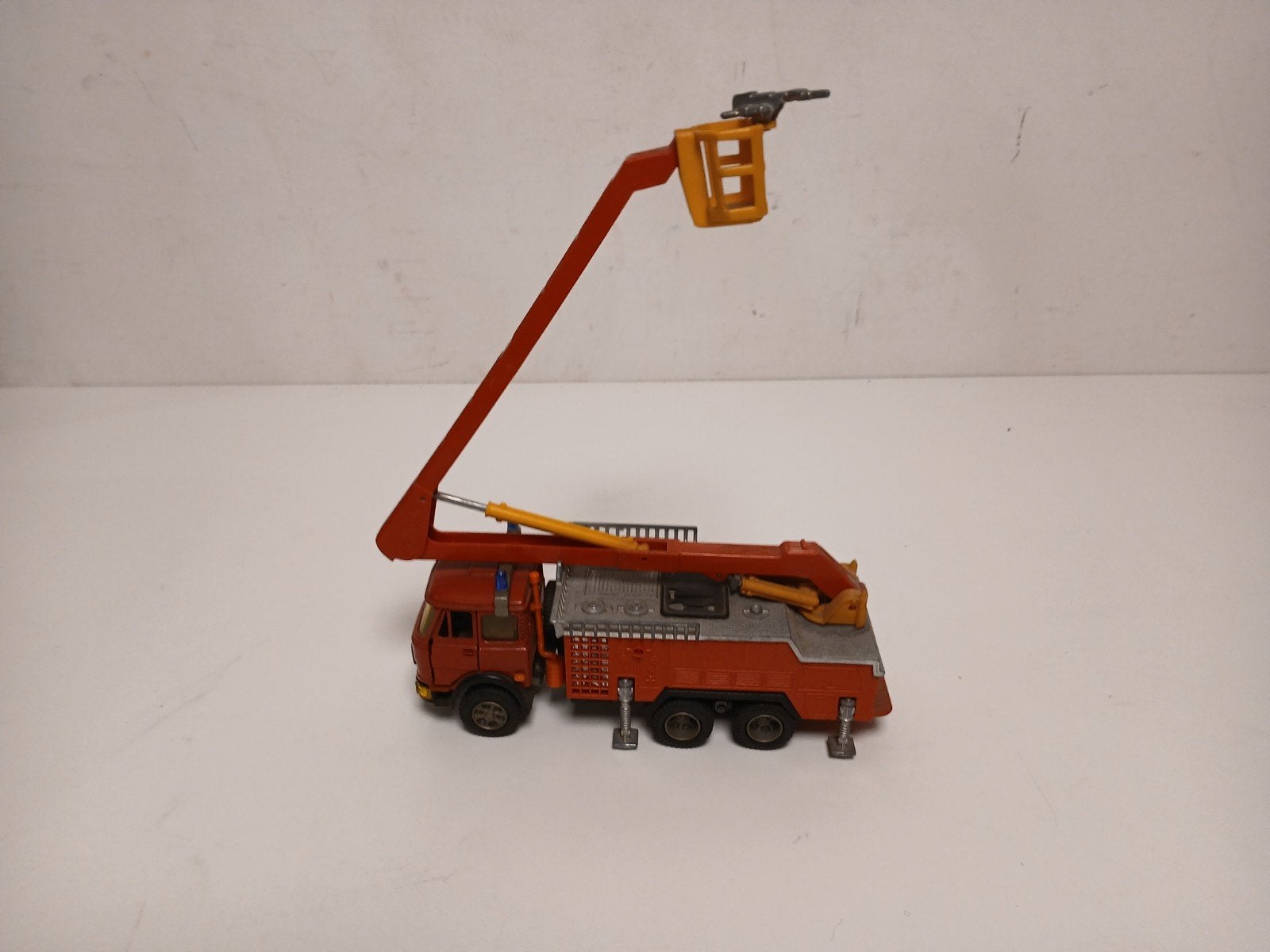 scarce barlux 1/35 6971TP fire engine, Ophalen of Verzenden, Bus of Vrachtwagen