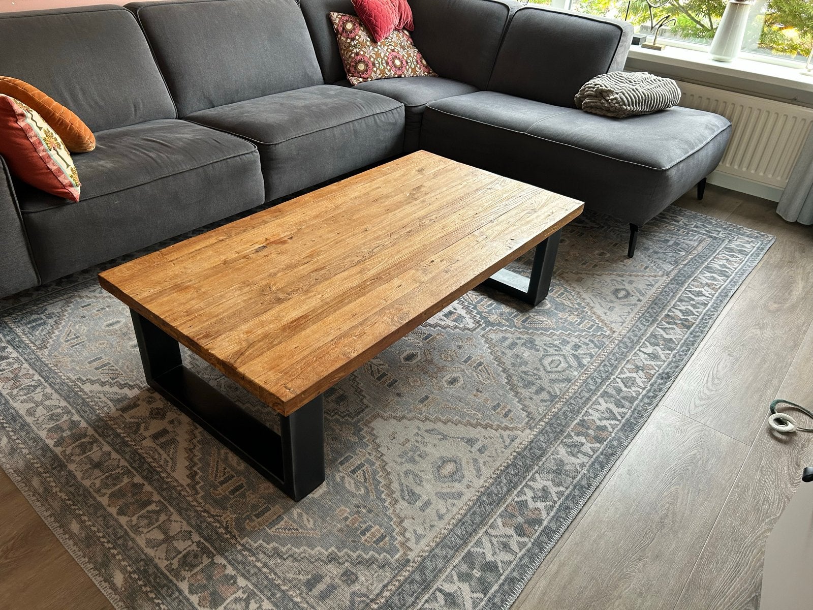 Robuuste salontafel van eikenhout en zwarte onderstel, Ophalen, Gebruikt, Eikenhout, 50 tot 100 cm