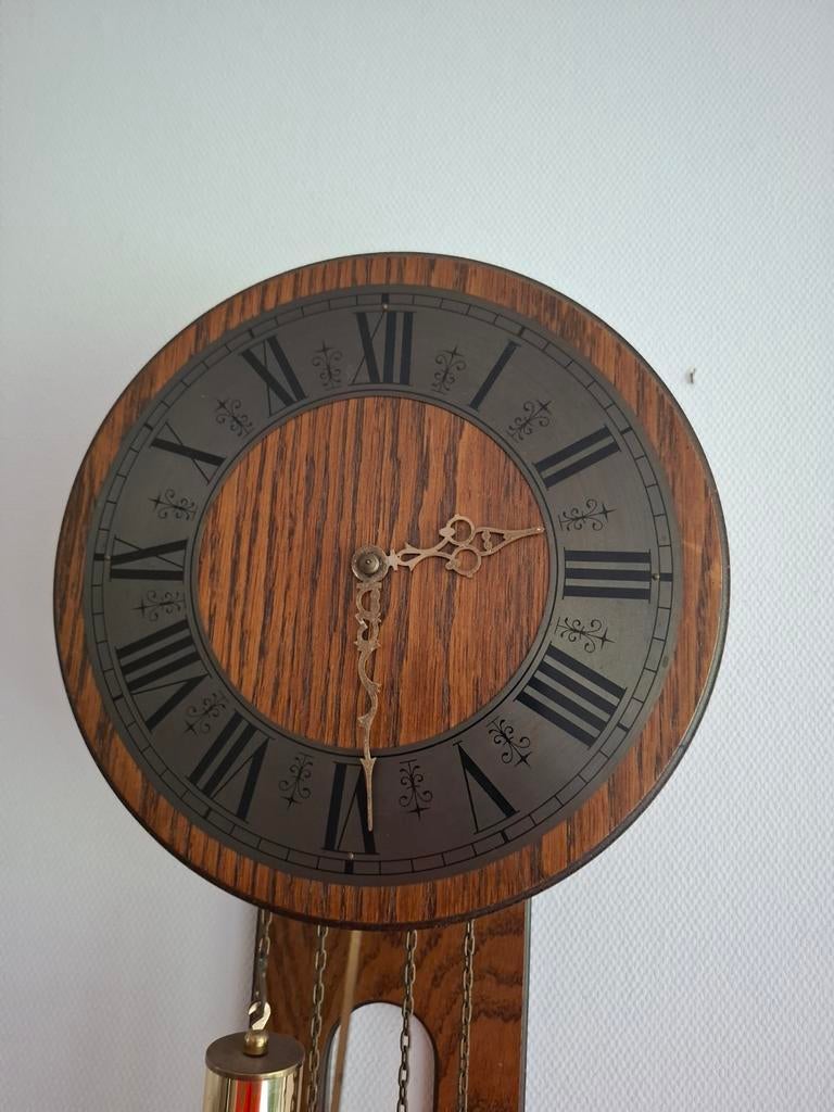 Klassiek wanduurwerk met Romeinse cijfers, Ophalen
