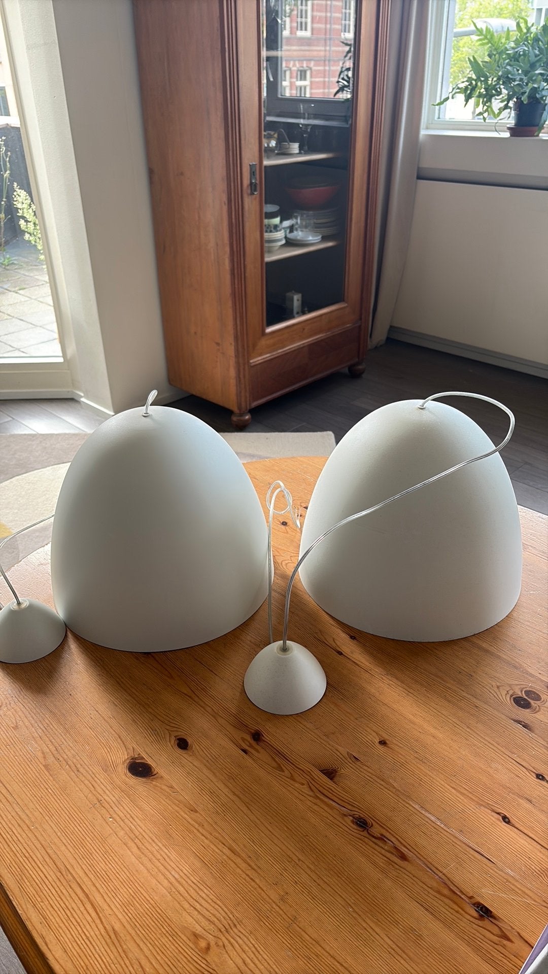 Twee mooie witte hanglampen, Huis en Inrichting, Ophalen, Zo goed als nieuw, Rond