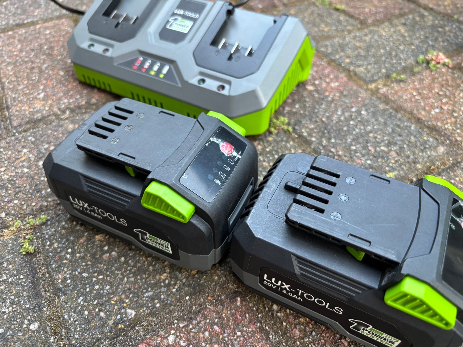 2x Lux Tools 20V Accu's met Snellader voor Grasmaaier, Ophalen of Verzenden, Gebruikt