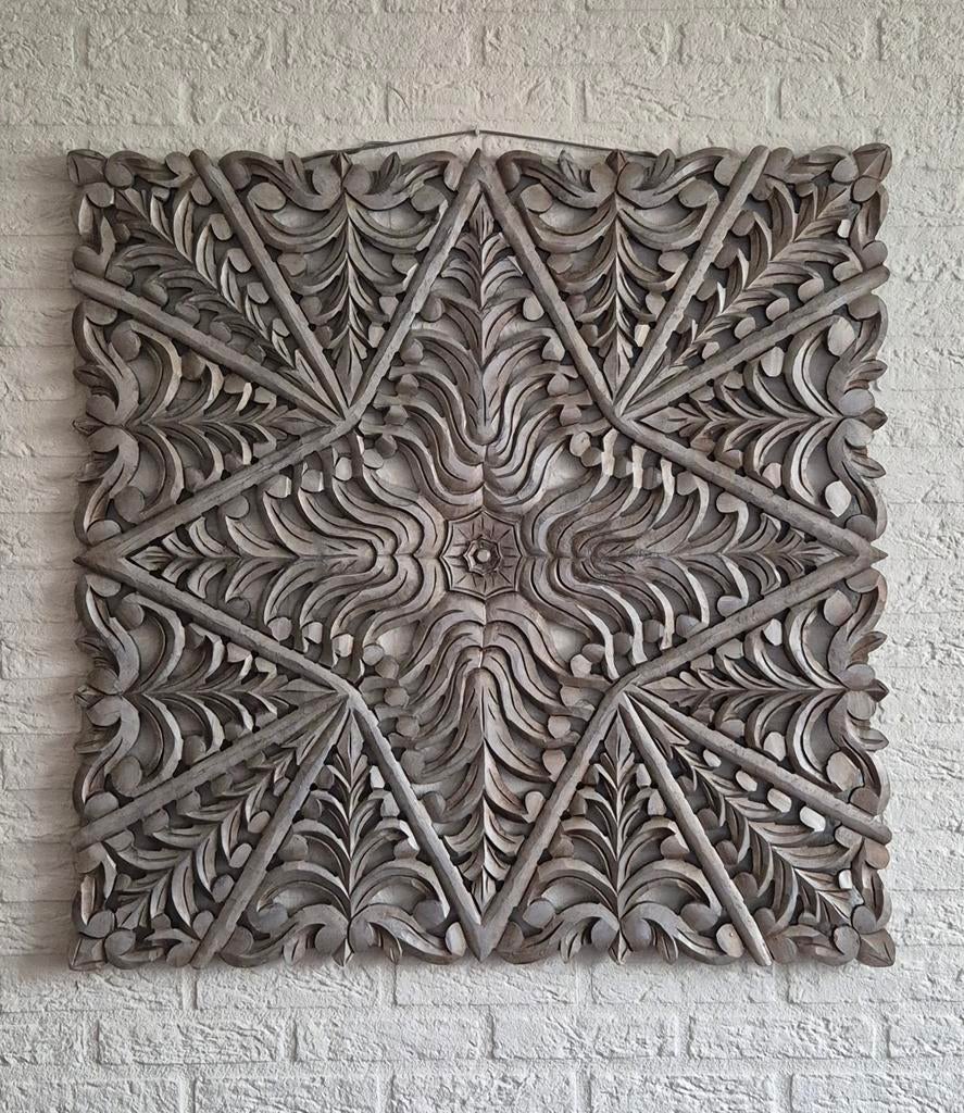 Houtsnijwerk wandpaneel, Ophalen