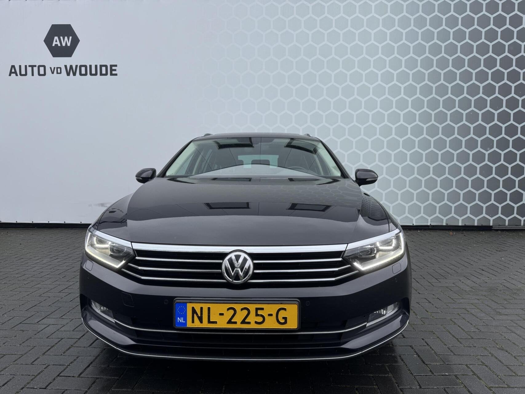 VW Passat Variant 1.6 TDI Highline Business R Panoramdak LED, Auto's, Gebruikt, 4 cilinders, Zwart, Origineel Nederlands