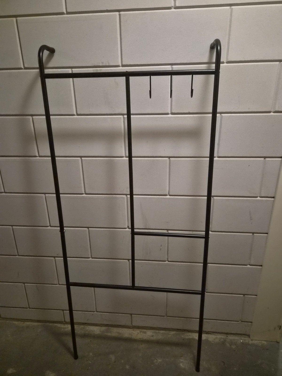 Metalen wandrek met haken, Huis en Inrichting, Metaal, Gebruikt, Industrieel, Zwart