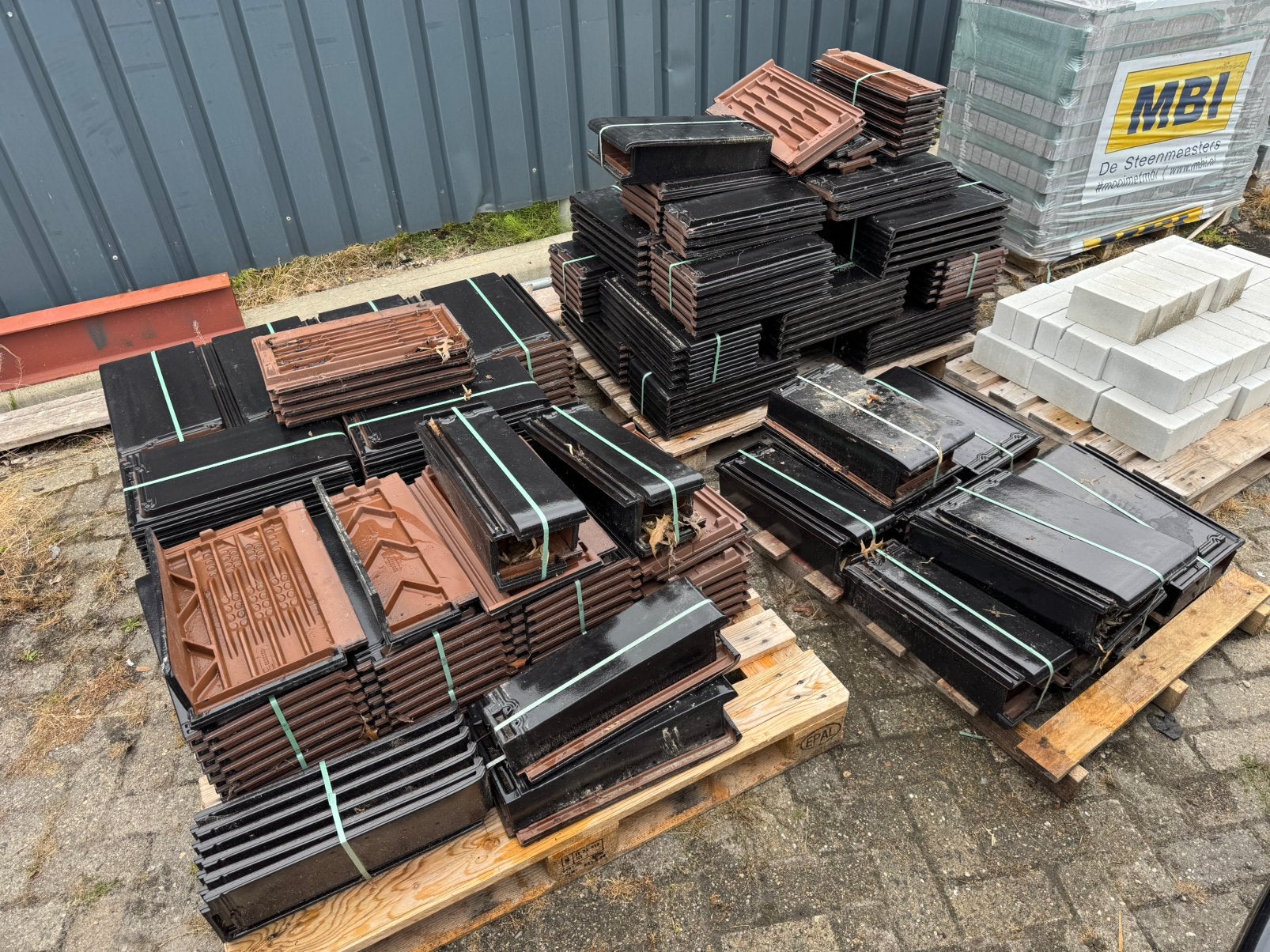Monier tuile plat zwarte dakpannen, Ophalen, Steen of Klei, Zwart, Zo goed als nieuw