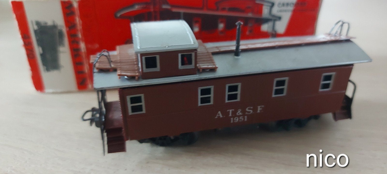 Märklin USA Santa Fe AT&SF caboose artnr 4570 ovp, Wisselstroom, Wagon, Ophalen of Verzenden, Zo goed als nieuw