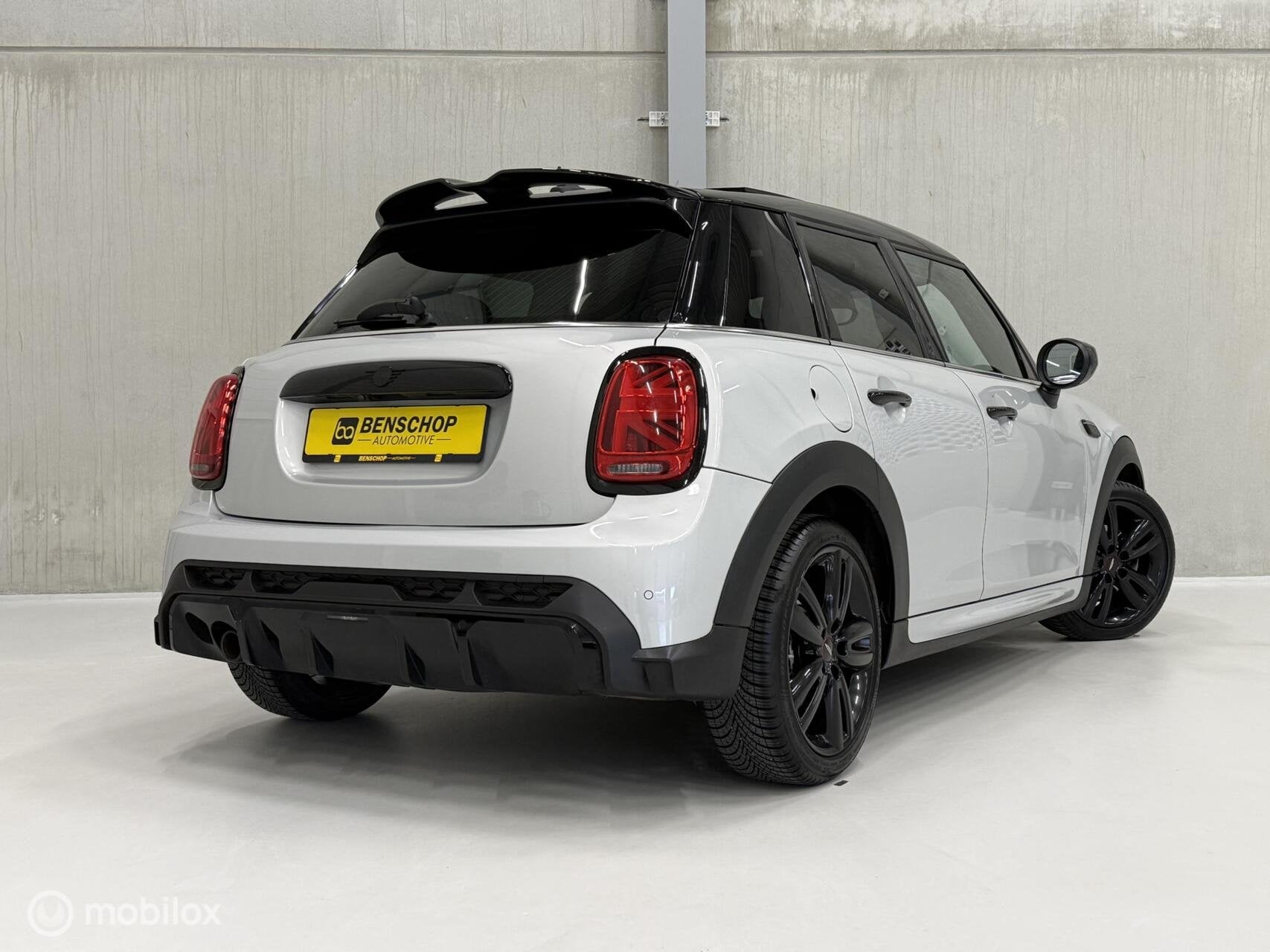 Mini Mini 1.5 Cooper JCW Panodak Leer Navi Carplay Camera 5, 136 pk, Zwart, Wit, Leder