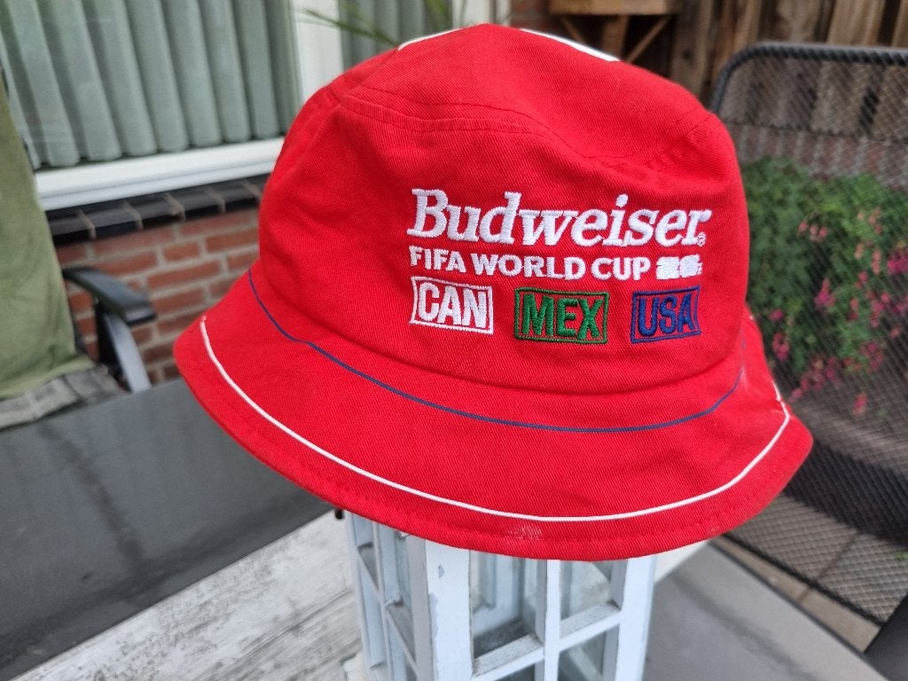 BUDWEISER FIFA 2026 bucket hat, Kleding | Heren, Hoeden en Petten, Ophalen of Verzenden, Zo goed als nieuw, One size fits all
