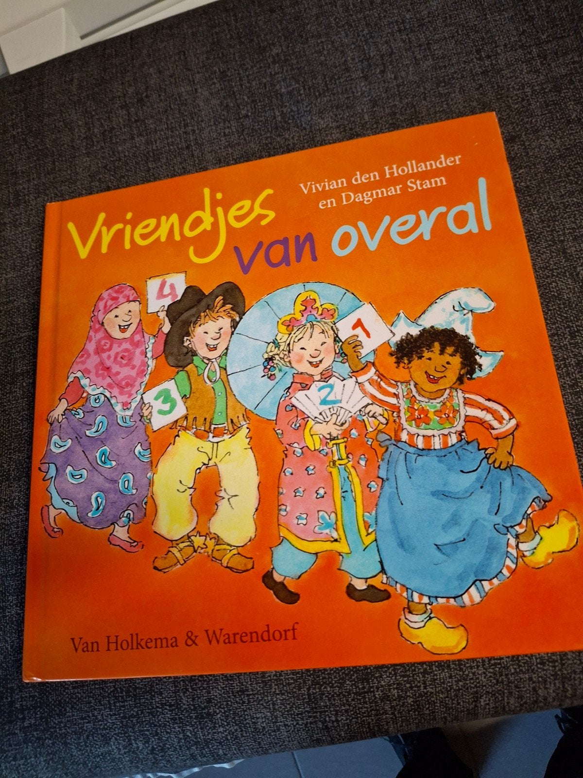 Vriendjes van overal - Kinderboek over adoptie, Ophalen of Verzenden, Zo goed als nieuw, Vivian den Hollander en Dagmar Stam, 3 tot 4 jaar