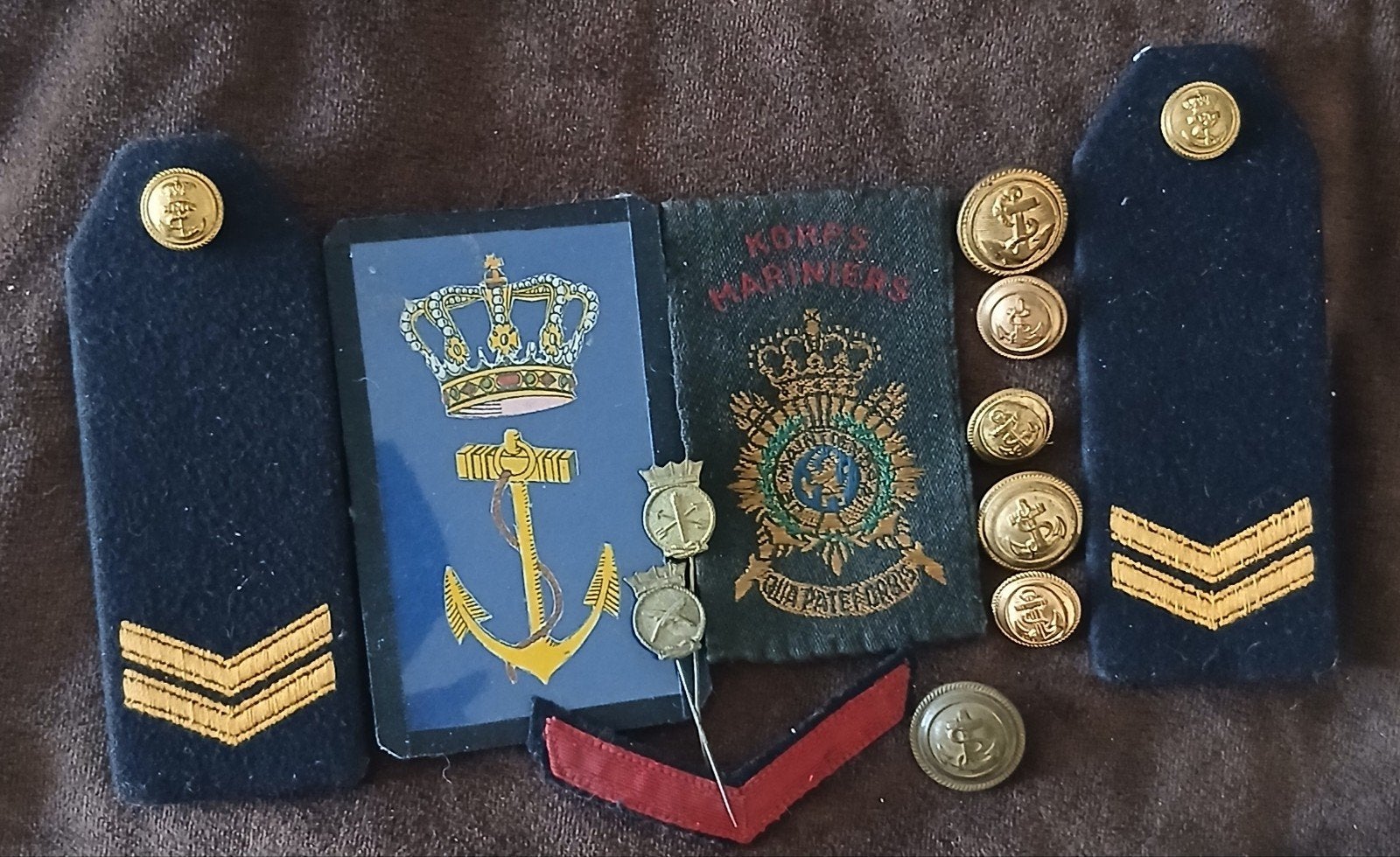 accessoires de Koninklijke Marine en het Korps Mariniers, Verzamelen, Militaria | Algemeen, Ophalen, Marine, Nederland, Embleem of Badge