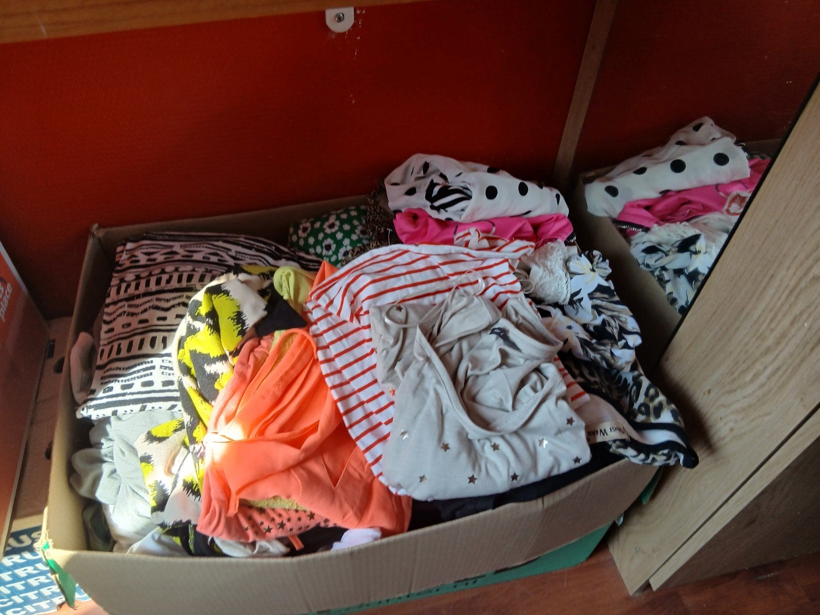grote doos met dames kleding, MT, m l en xl, Kleding | Dames, Ophalen, Zo goed als nieuw, Maat 42/44 (L)